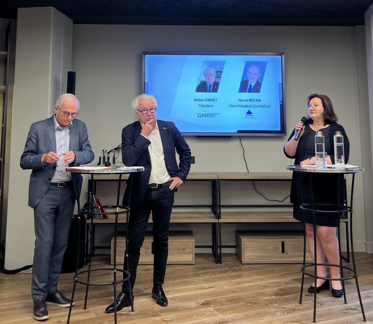 De gauche à droite : Hervé Becam (vice-président confédéral de l'Umih), Didier Chenet (président du GNI) et Béatrice Gravier (directrice d'EquipHotel) ©M.Sgard