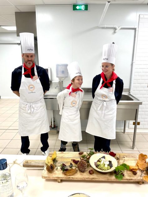 Photo : Antony Teissier (personne en situation de handicap), Jennifer Ray (éducatrice) et Nicolas Fossey (Chef Sodexo) ont remporté le concours