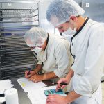 Des saveurs marines préservées à la cuisine centrale de Saint-Malo