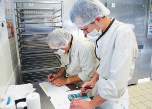 Des saveurs marines préservées à la cuisine centrale de Saint-Malo