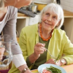 « Mieux servi chez soi », nouvelle offre de repas à domicile pour séniors par Elior