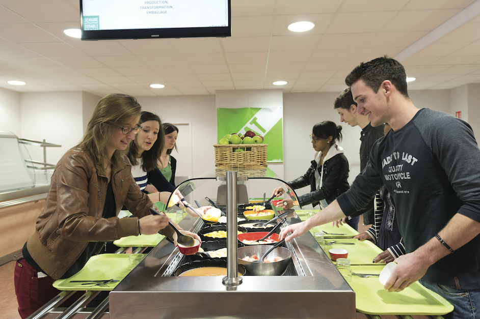 Dossier Self en collèges et lycées à retrouver dans Collectivités Express n°283