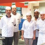 L’équipe de Saint-Just s’implique pour bien vendre le menu du jour