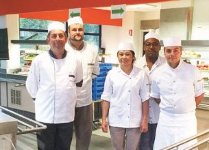 L’équipe de Saint-Just s’implique pour bien vendre le menu du jour