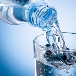 Eau en bouteille : un produit de consommation strictement contrôlé