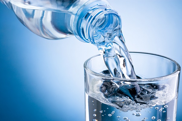 Eau en bouteille : un produit de consommation strictement contrôlé