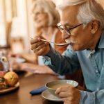 Les spécificités et les enjeux de l’alimentation des personnes âgées