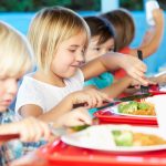 Lutter contre l’isolement des aînés grâce à la cantine intergénérationnelle