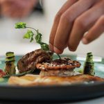 La table, un outil d’influence et de paix