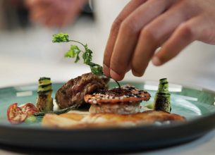 La table, un outil d’influence et de paix