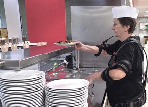 Des exosquelettes pour soulager les agents des restaurants universitaires