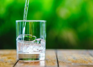 L’eau minérale naturelle 808 rachetée par Elior