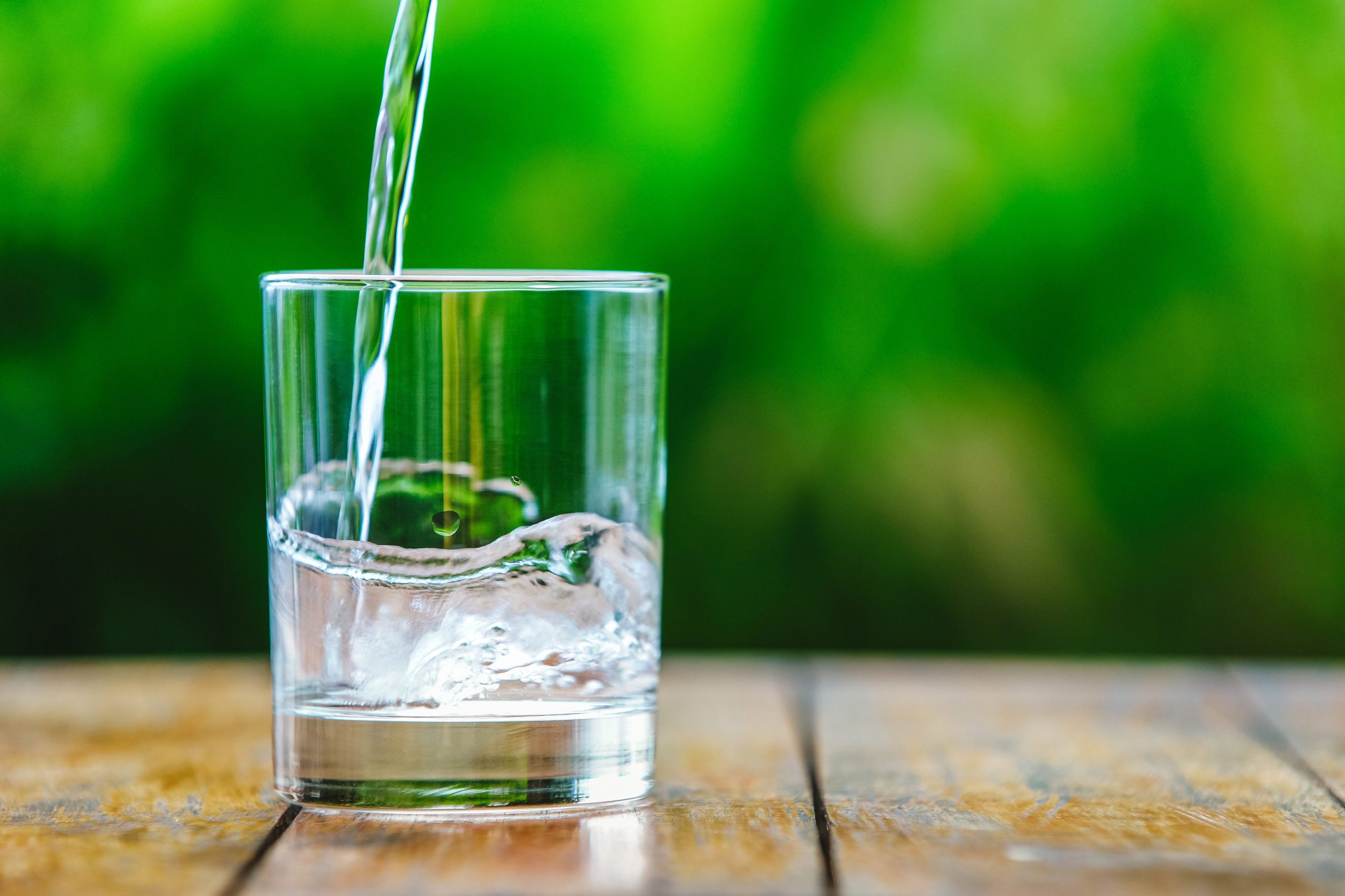 L’eau minérale naturelle 808 rachetée par Elior