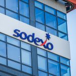  Sodexo relève ses prévisions après un troisième trimestre meilleur qu&rsquo;attendu