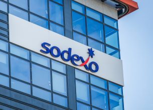  Sodexo relève ses prévisions après un troisième trimestre meilleur qu&rsquo;attendu